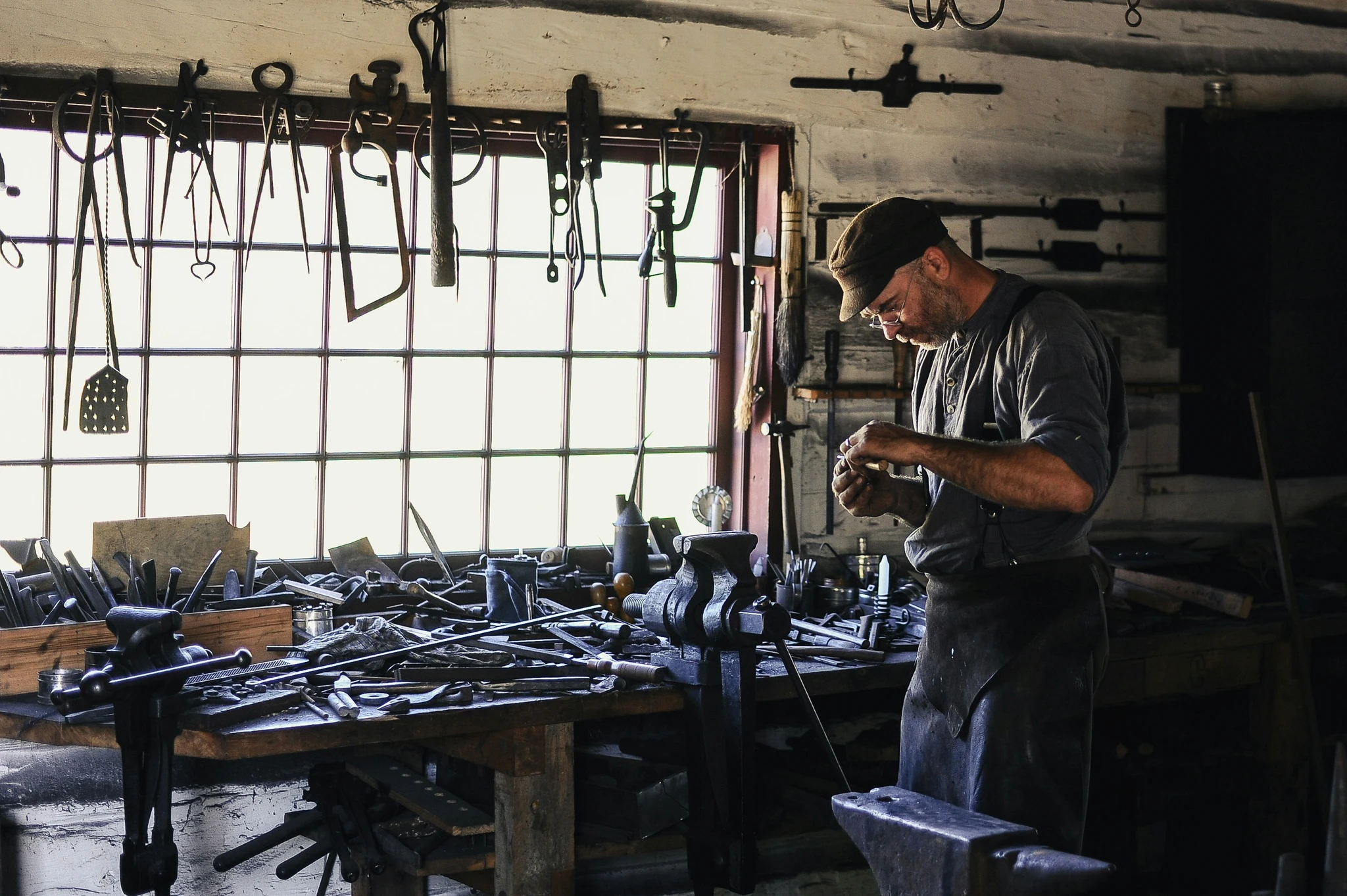 Handwerker in einer Werkstatt